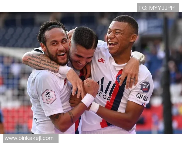 顶级足球明星同框合影展现传奇风采与友谊的瞬间